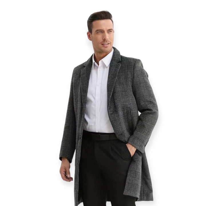 Abrigo de hombre corte regular con estampado a cuadros. Moda masculina elegante para invierno, ideal para el frío.
