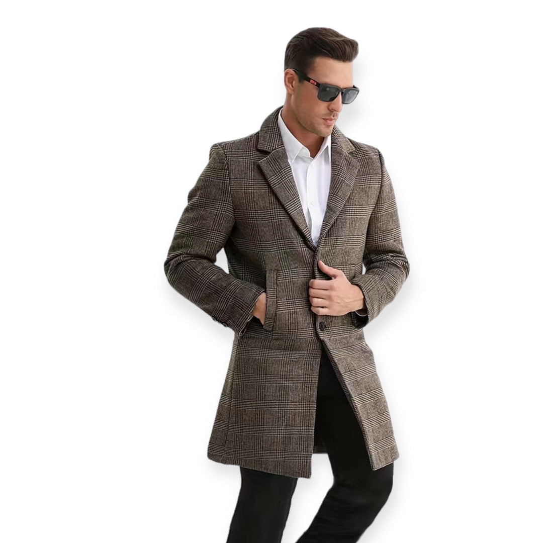 Hombre con abrigo a cuadros de invierno, corte regular. Estilo elegante masculino para otoño e invierno, ropa cálida.