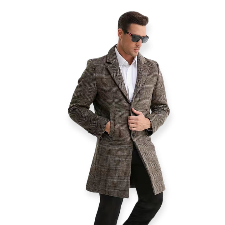 Hombre con abrigo a cuadros de invierno, corte regular. Estilo elegante masculino para otoño e invierno, ropa cálida.