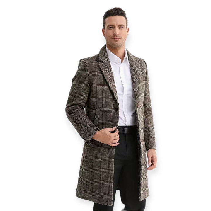 Abrigo de hombre a cuadros de lana, color gris y marrón. Ropa de abrigo invernal, estilo elegante y corte regular.