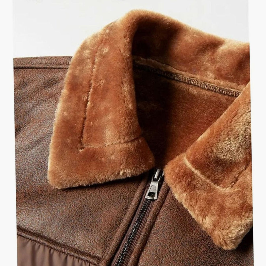 Detalle del suave cuello sherpa de la chaqueta acolchada BRANNVIK hombre, piel sintética. Ideal frío.