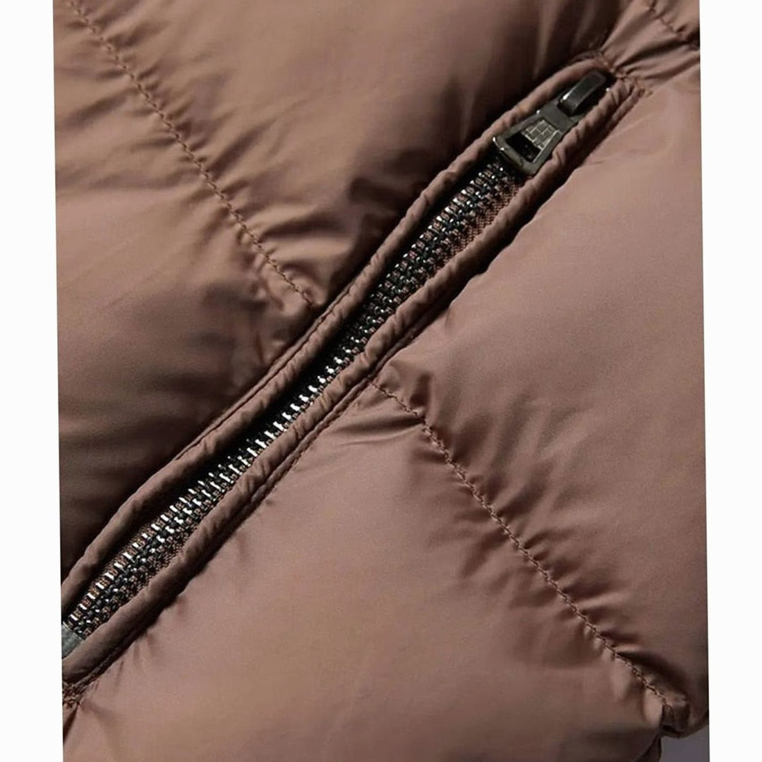 Hombre usando chaqueta acolchada BRANNVIK efecto piel, cuello sherpa. Abrigo masculino para el frío invierno.