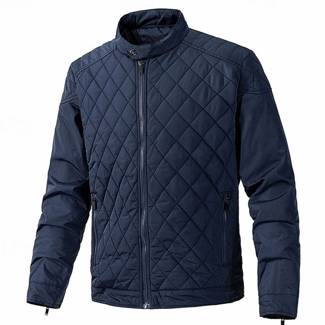 Ropa masculina: chaquetón acolchado con rombos, cuello alto, ideal para protegerte del frío.