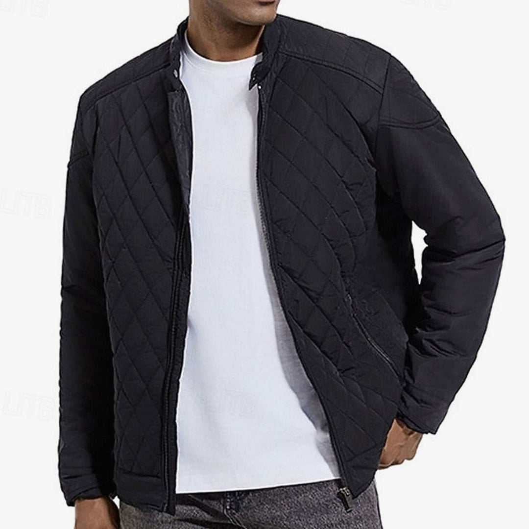 Moda masculina: chaqueta acolchada para hombre con cuello alto y distintivo patrón de diamante.