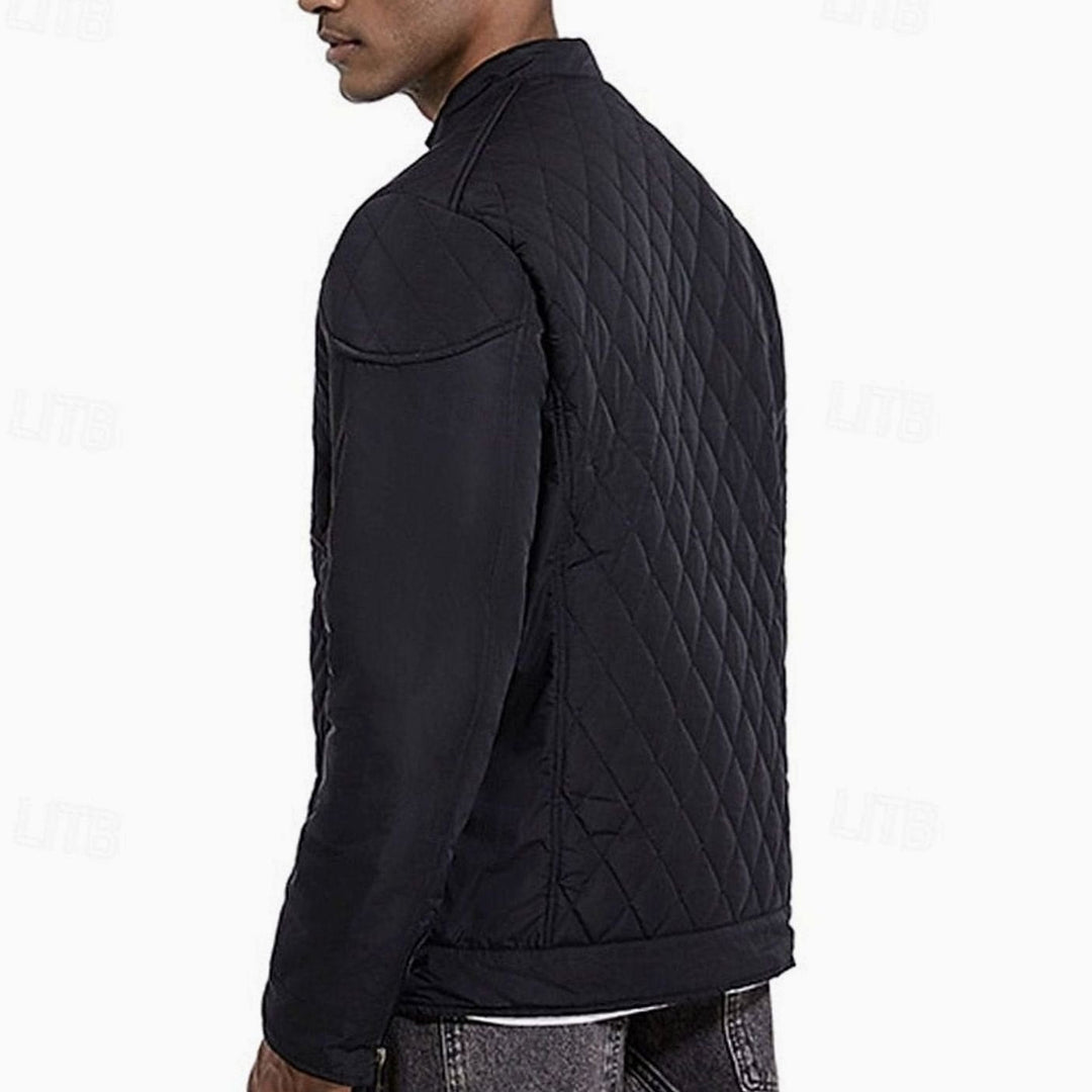 Abrigo acolchado con rombos para hombre, cuello alto, brindando un estilo elegante y protección.