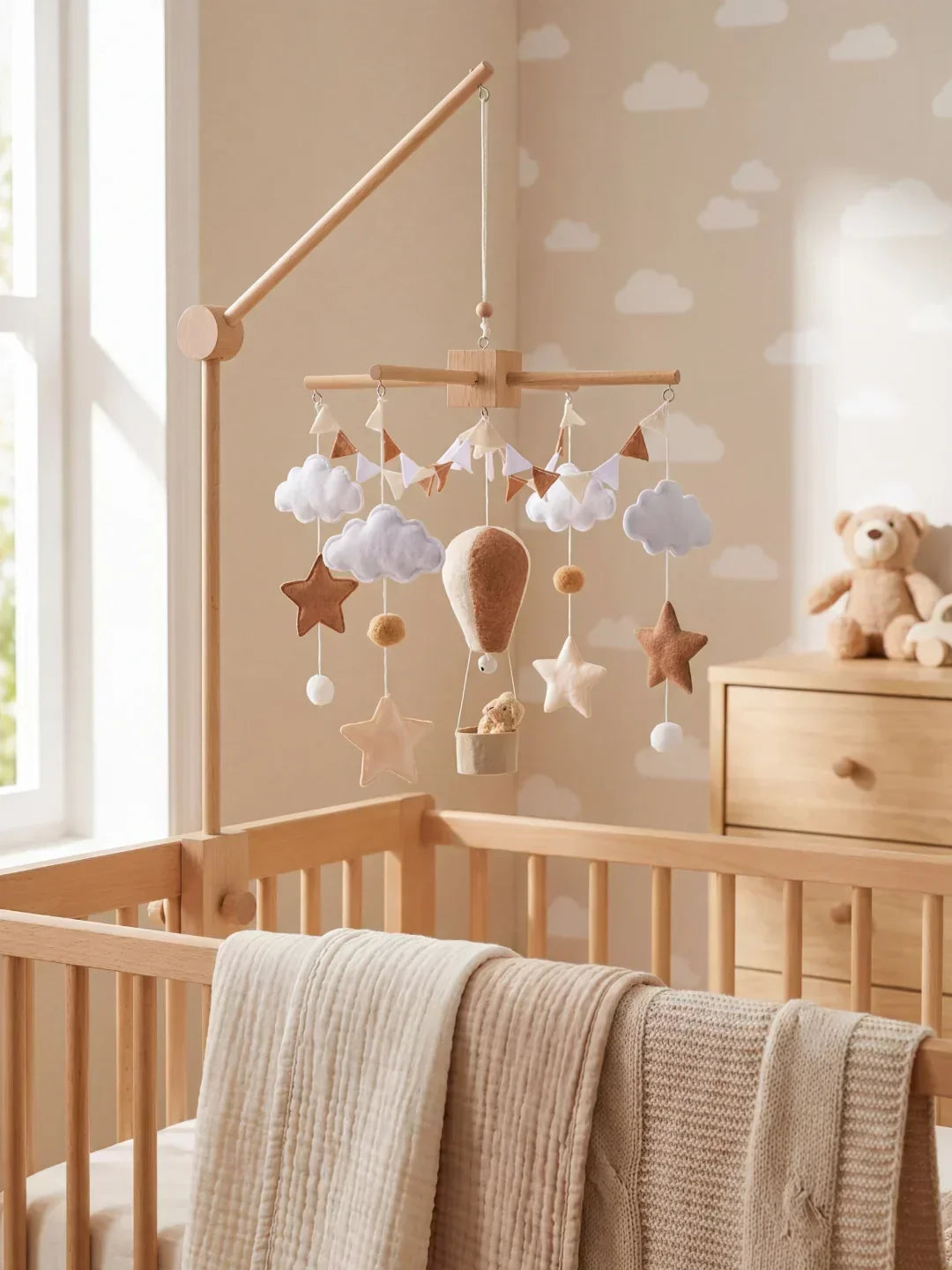 Móvil de madera compacto para cuna, educativo y estético para niños.