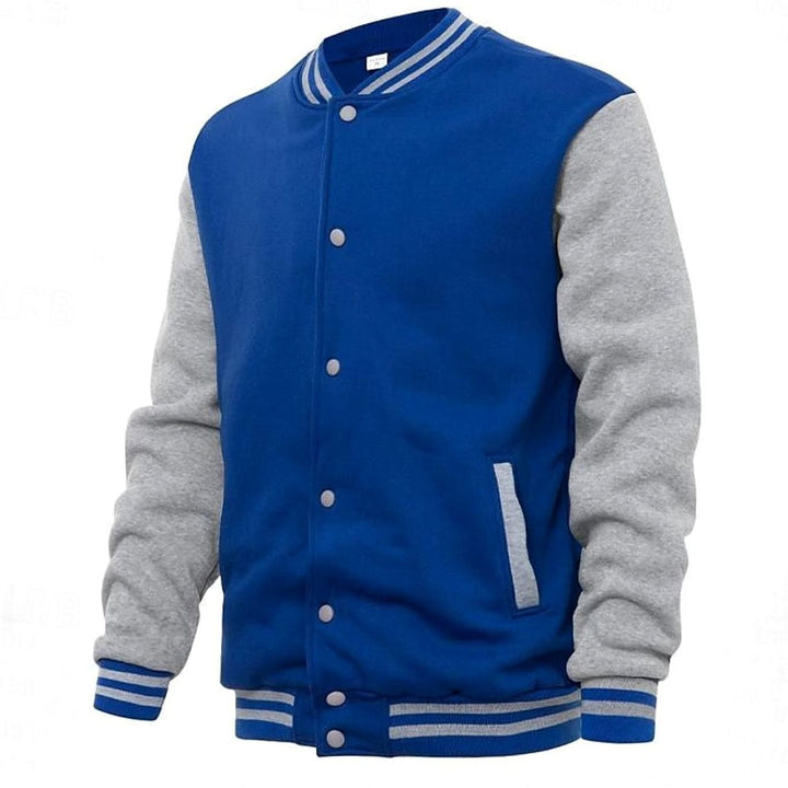 Chaqueta casual hombre estilo universitario, con botones frontales y cuello canalé detallado.