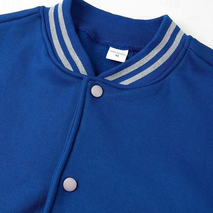 Moda hombre: cazadora universitaria tipo bomber, con botones funcionales y cuello canalé.