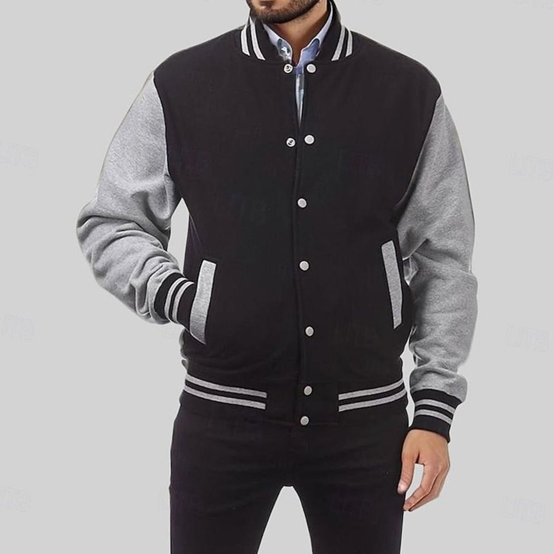 Chaqueta bomber hombre estilo universitario, diseño varsity urbano y cierre frontal de botones.