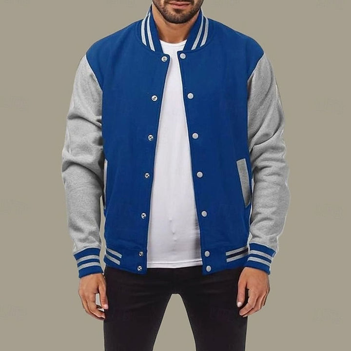 Moderna cazadora universitaria para hombre, ideal para entretiempo, con botones y cuello acanalado.