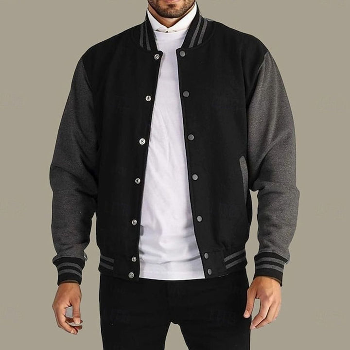 Cazadora varsity hombre, diseño auténtico, con botones duraderos y distintivo cuello acanalado.