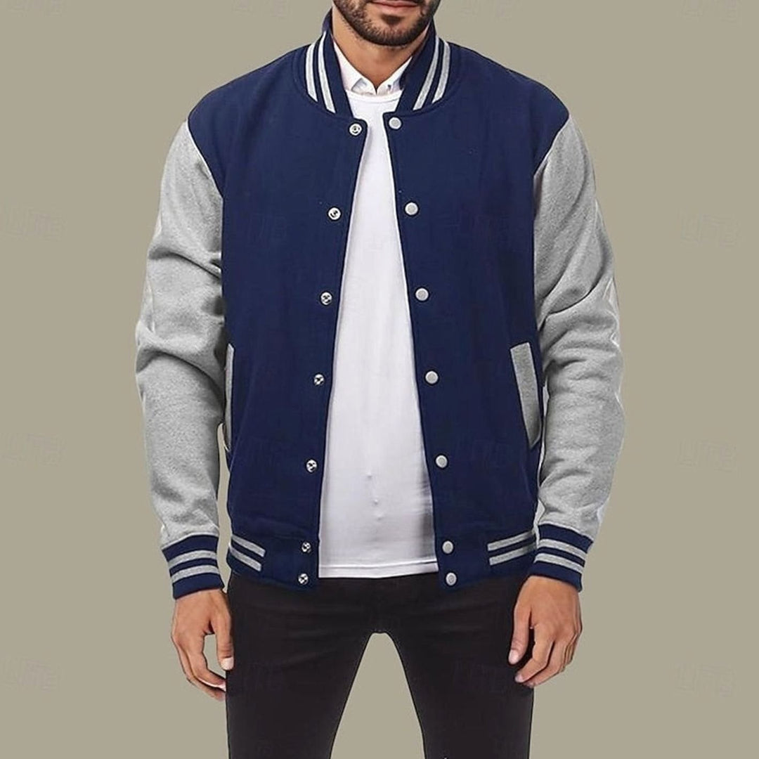 Chaqueta bomber masculina con diseño universitario, cierre de botones y cómodo cuello acanalado.