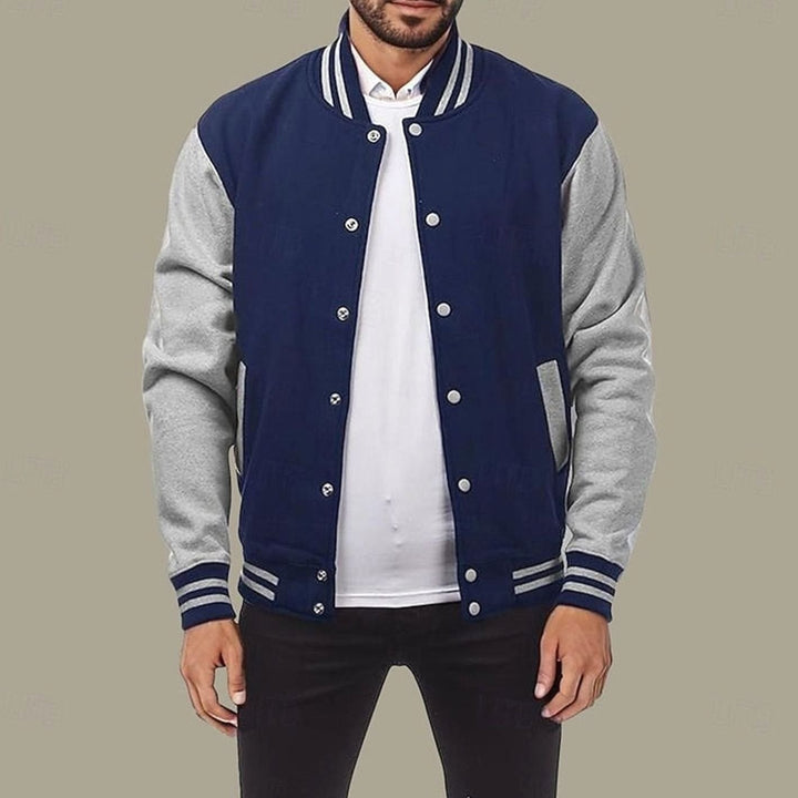 Chaqueta bomber masculina con diseño universitario, cierre de botones y cómodo cuello acanalado.