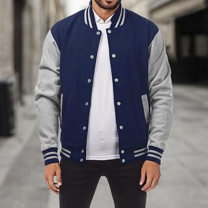 Cazadora hombre estilo bomber, perfecta para entretiempo, con botones y cuello canalé.