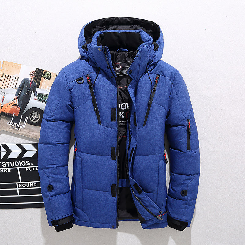 Abrigo de invierno para hombre, parka cálida con capucha y cuello alto. Estilo urbano y moda masculina.