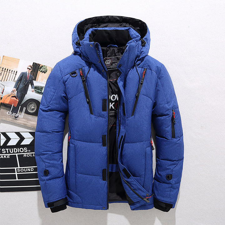 Abrigo de invierno para hombre, parka cálida con capucha y cuello alto. Estilo urbano y moda masculina.