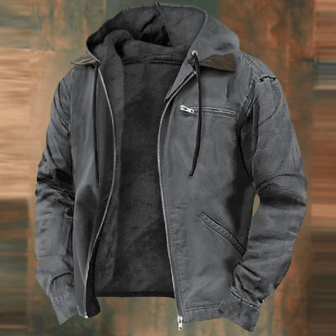 Forro polar de hombre con capucha y cremallera. Abrigo versátil para invierno y uso casual diario.