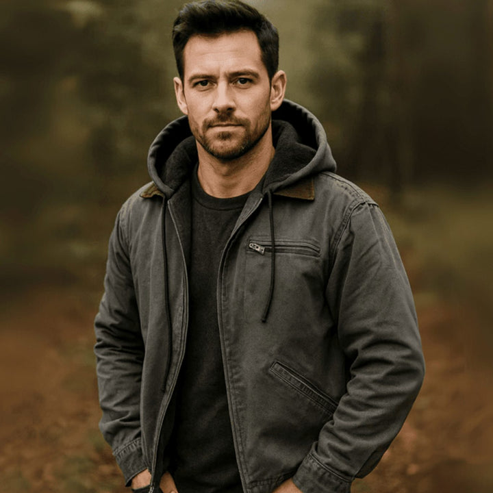 Chaqueta forro polar cálida para hombre. Diseño con capucha, cremallera completa y bolsillos.