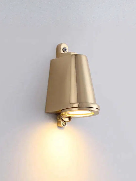 Lámpara de pared exterior industrial. Aplique impermeable estilo campana para decoración vintage.
