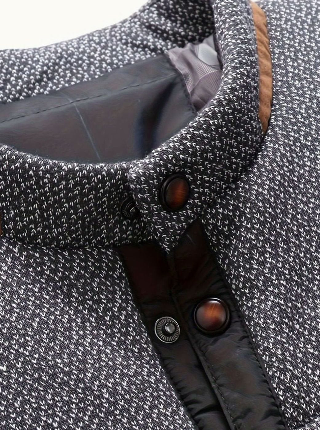 Chaqueta hombre otoño-invierno, diseño acolchado rombos y broches.