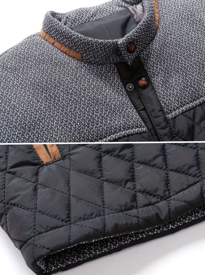 Abrigo acolchado smart casual para hombre, cuello alto y broches discretos.