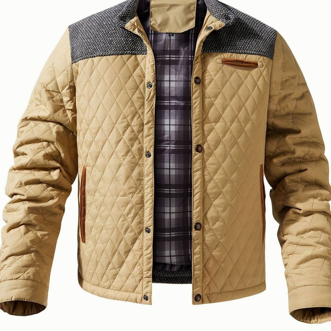 Chaqueta acolchada gris hombre, broches metálicos, cuello alto protector.