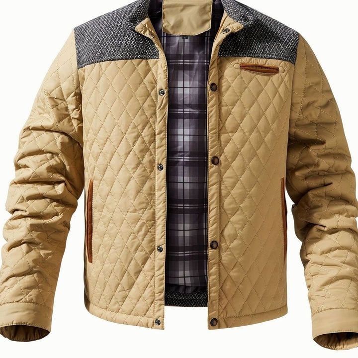 Chaqueta acolchada gris hombre, broches metálicos, cuello alto protector.