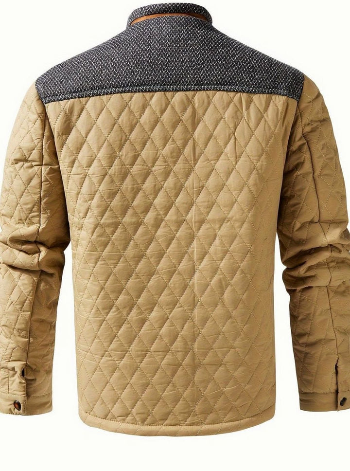 Chaqueta acolchada hombre con broches, corte moderno y cuello alto.