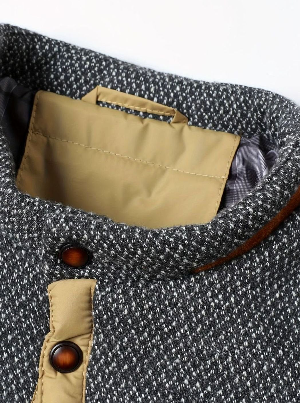 Modelo con chaqueta acolchada smart casual, cuello alto. Perfecta para el día a día.