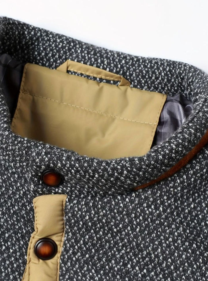Modelo con chaqueta acolchada smart casual, cuello alto. Perfecta para el día a día.
