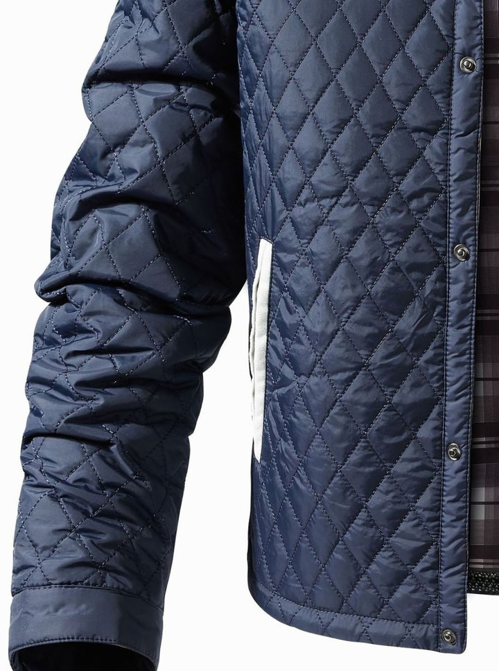 Look smart casual: chaqueta acolchada hombre, cuello alto, broches.