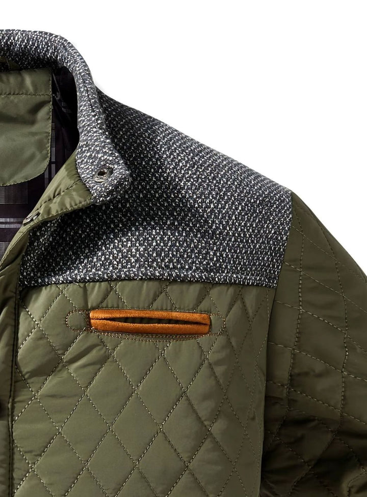 Detalle: cuello alto y broches de la chaqueta acolchada bicolor para hombre.