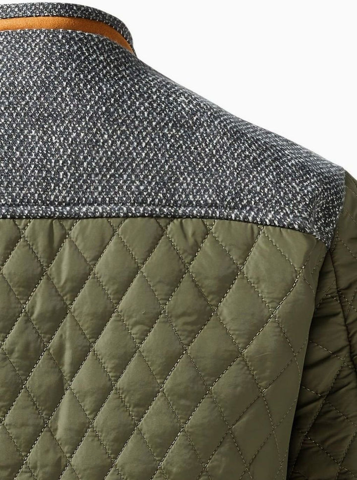Chaqueta deportiva acolchada hombre gris y negra, broches. Estilo otoño-invierno.