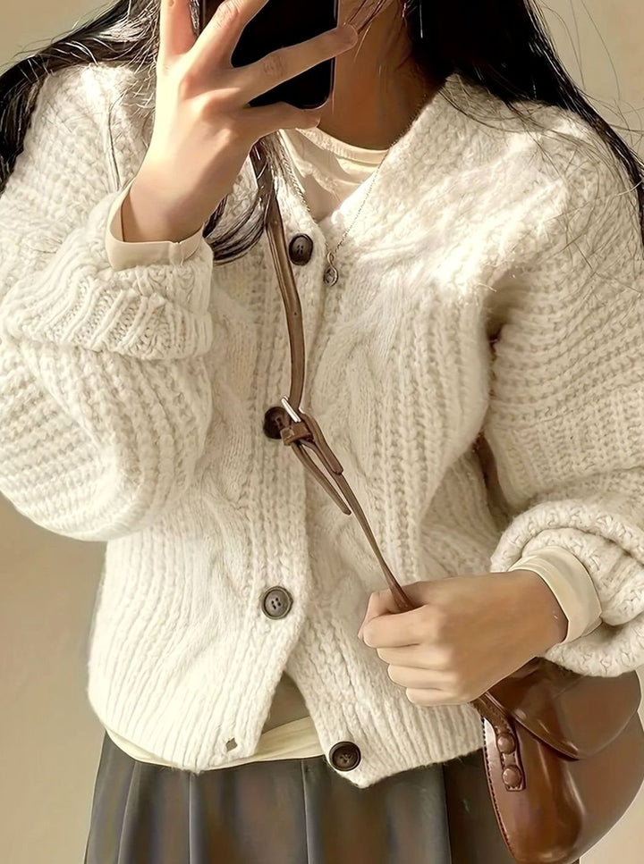 Abrigo suéter oversize de punto trenzado blanco roto, moda femenina para invierno, con botones, calidez garantizada.