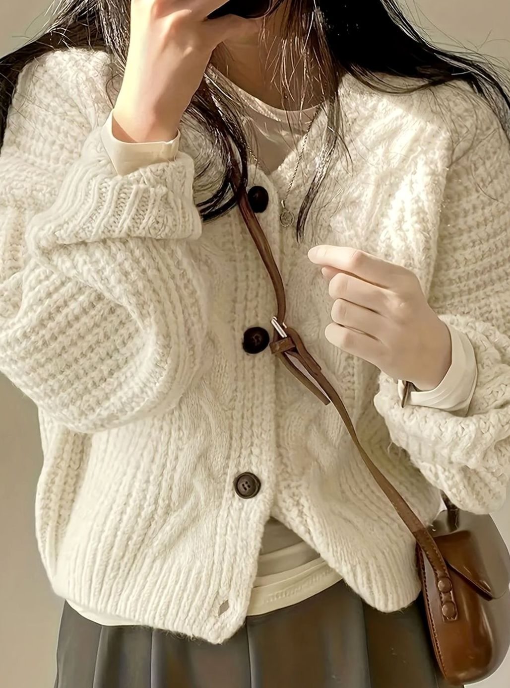 Cárdigan mujer oversize verde esmeralda, textura de punto trenzado, botones grandes, moda cómoda para invierno y otoño.