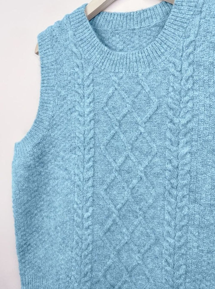 Detalle trenzado en chaleco de punto de mujer. Sin mangas, cuello redondo, prenda versátil y cómoda.