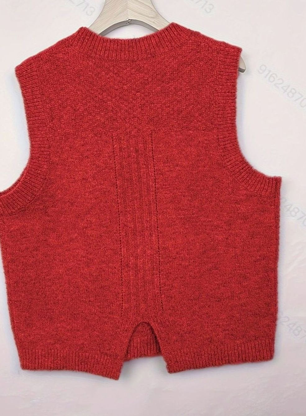 Chaleco de punto trenzado para mujer, elegancia versátil. Sin mangas, cuello redondo, moda atemporal.