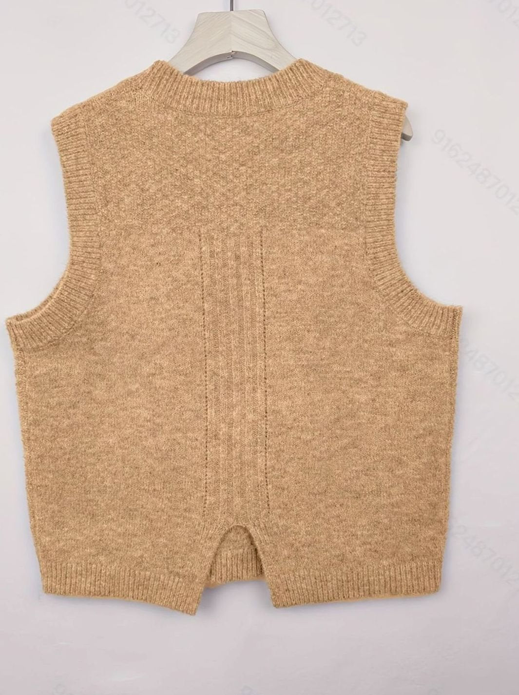 Prenda de moda otoño: chaleco de punto trenzado para mujer. Ideal para capas, estilo casual.