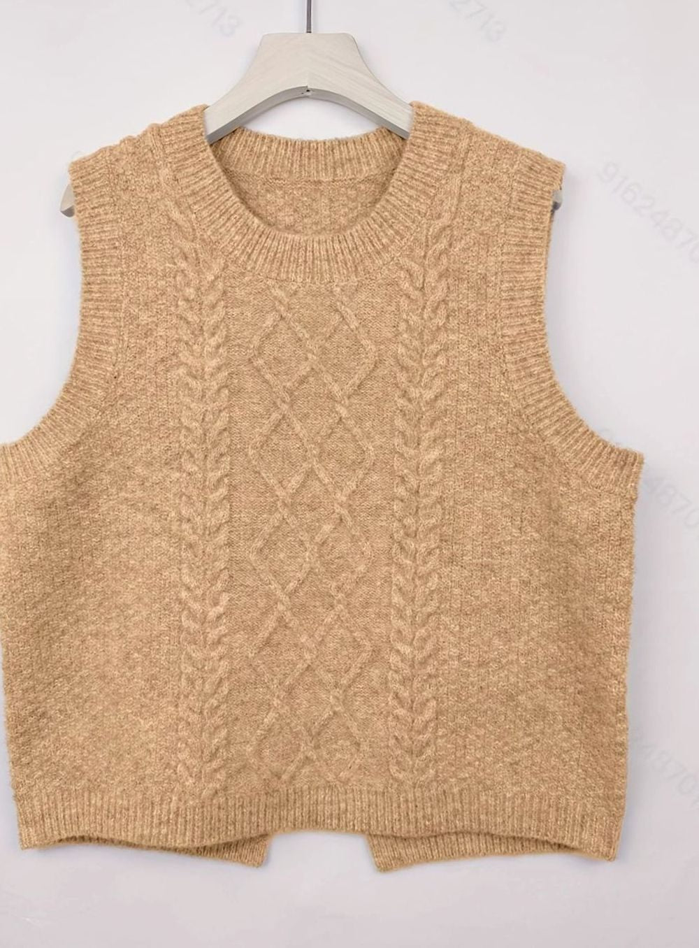 Elegante chaleco de punto trenzado de mujer. Diseño sin mangas, cuello redondo. Perfecto para primavera.