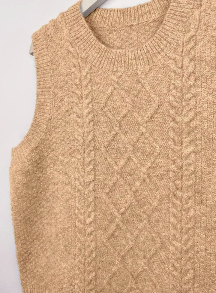 Chaleco de punto trenzado para mujer. Versátil para capas, combina con estilo casual o formal.