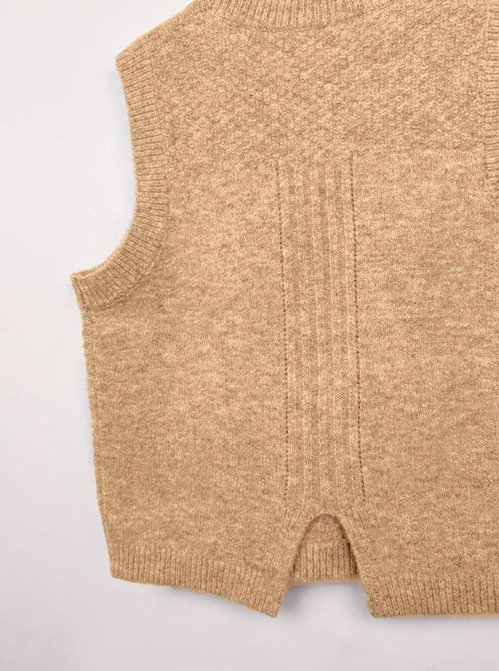 Moda femenina: chaleco de punto trenzado sin mangas. Cuello redondo, ideal para looks de otoño.
