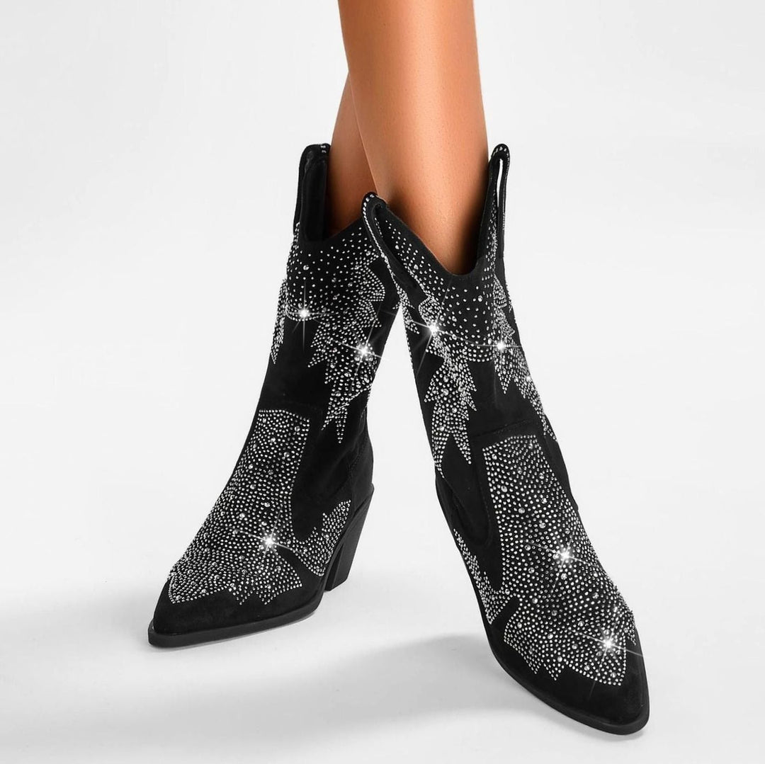 Botas cowboy de mujer media caña con puntera puntiaguda y pedrería deslumbrante. Calzado vaquero de noche.