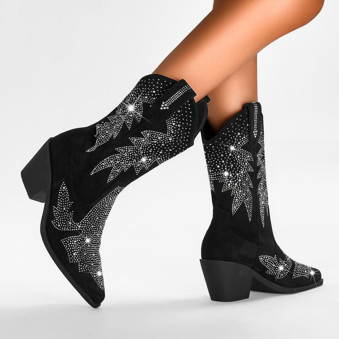 Botas western para mujer con brillos de pedrería, tacón grueso y diseño de media caña. Ideal para moda cowgirl.