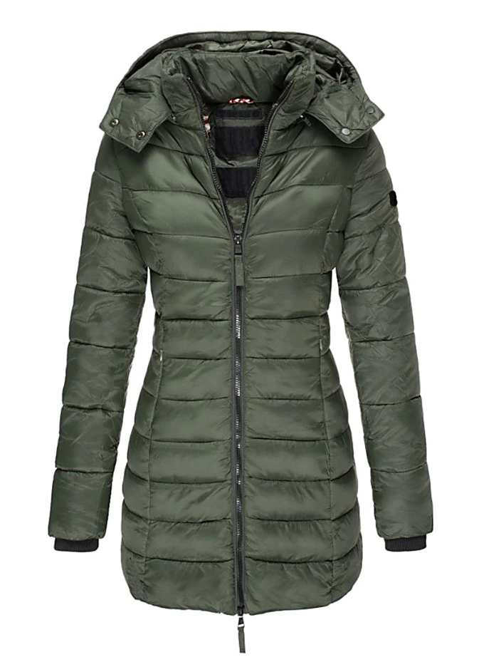 Detalle del tejido acolchado de abrigo de mujer con capucha. Muestra calidez y textura para el invierno.