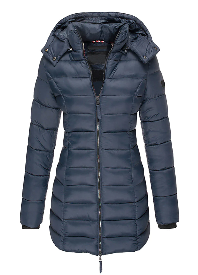 Mujer con abrigo acolchado entallado de invierno, con capucha, caminando. Chaqueta elegante y moderna.