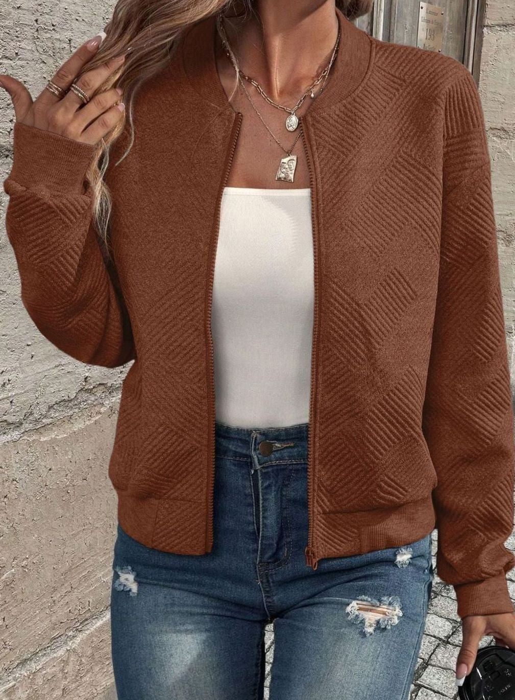 Cárdigan de mujer texturizado, estilo bomber con cremallera, en punto suave y casual.