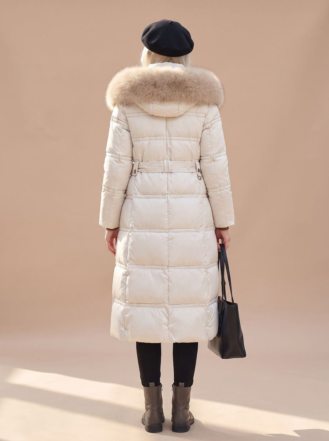 Abrigo largo acolchado para mujer, con capucha. Prenda esencial de ropa de invierno, muy cálida y útil.