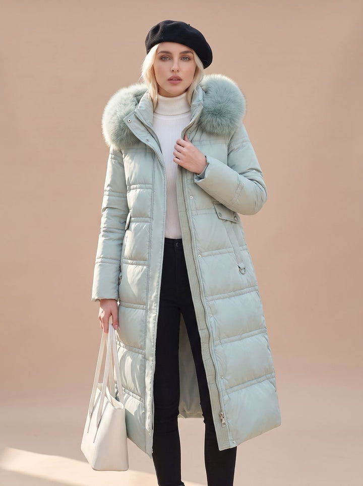 Mujer luciendo abrigo largo acolchado con capucha, perfecto para un outfit diario de invierno y confort.