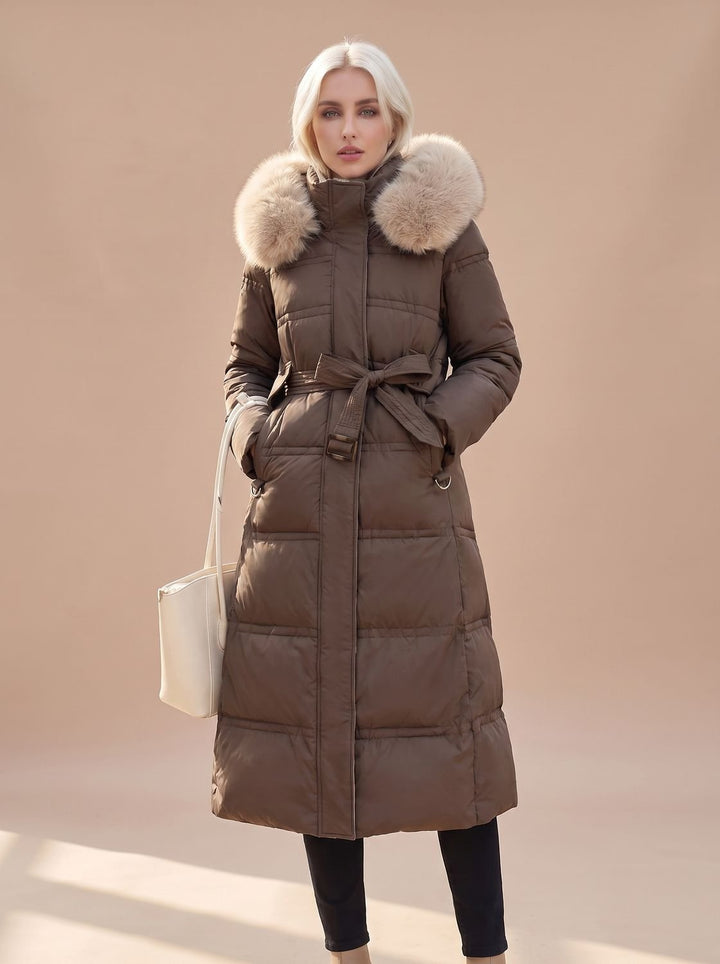 Abrigo largo acolchado de mujer con capucha, diseño moderno para ropa de invierno y estilo femenino.