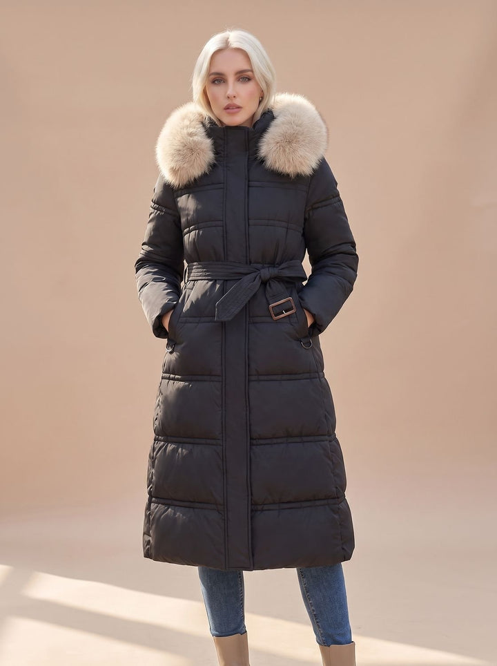 Abrigo diario de mujer, largo, acolchado y con capucha. Versátil para cualquier outfit invernal chic.